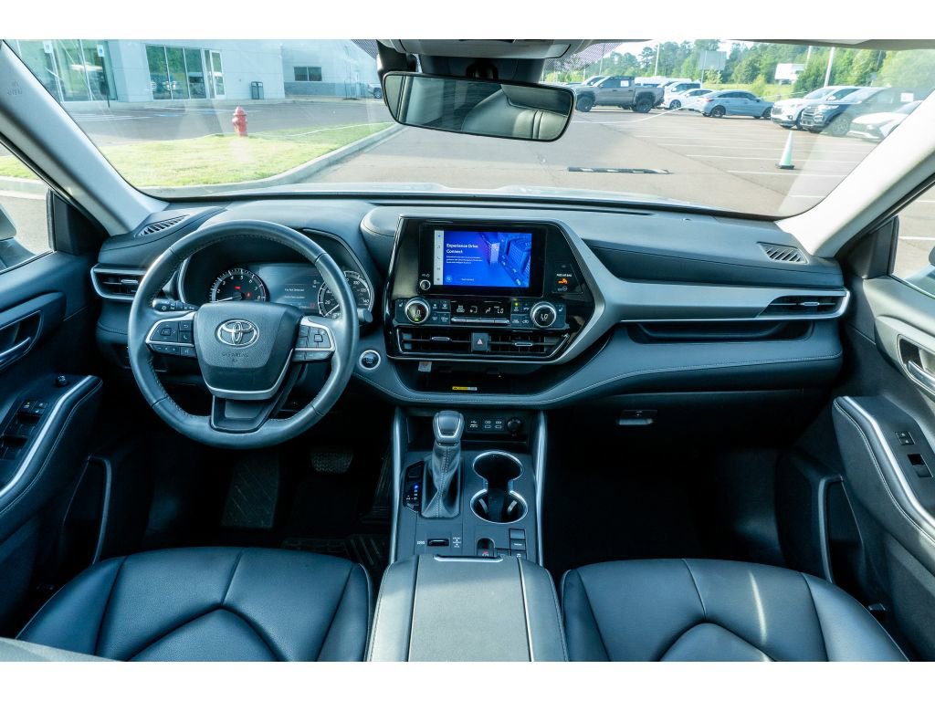 Used 2024 Toyota Highlander XLE FWD image 22