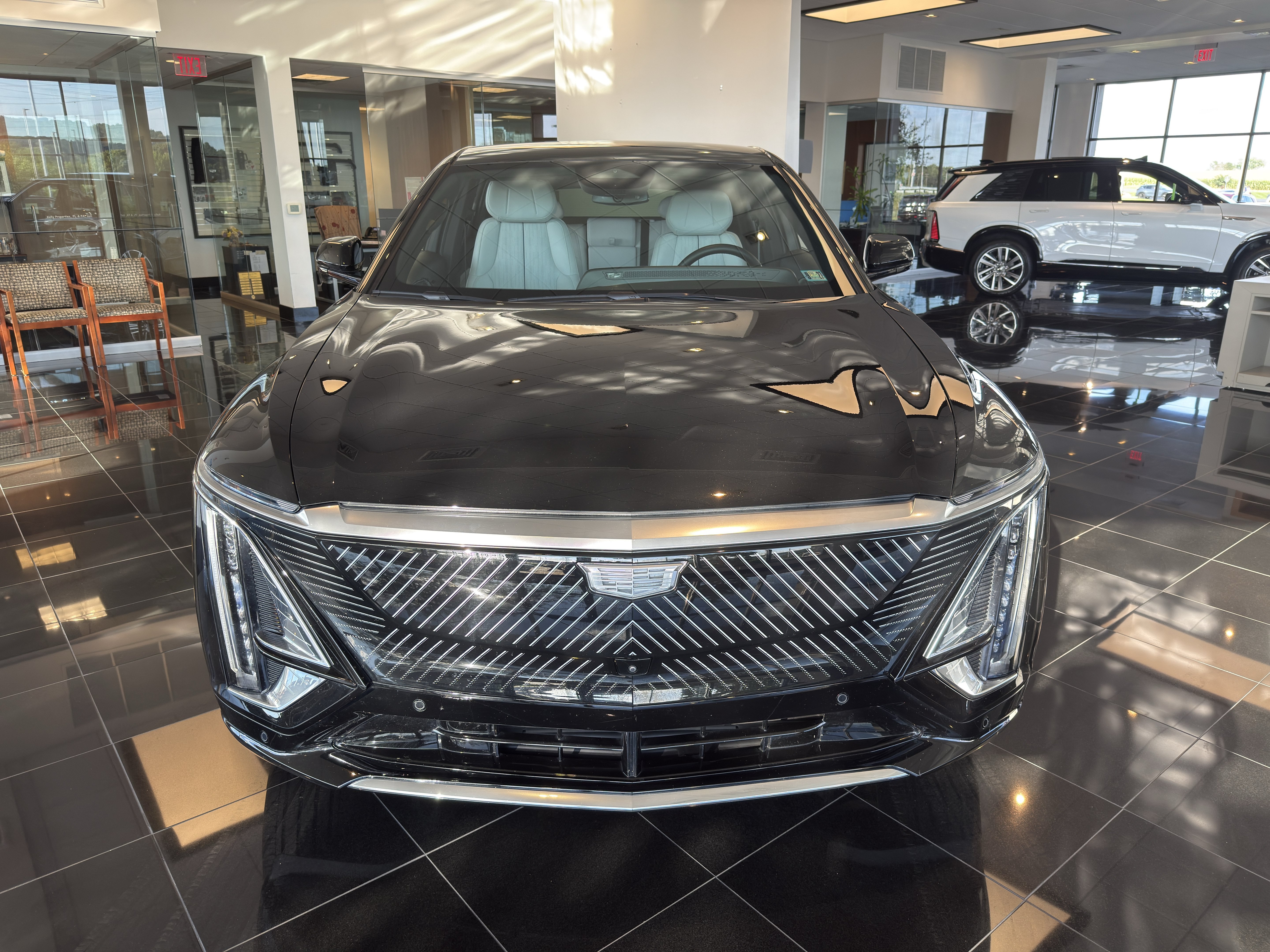 Used 2025 Cadillac Lyriq Luxury AWD/4WD image 2