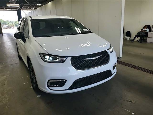 Used 2025 Chrysler Pacifica Select FWD image 2