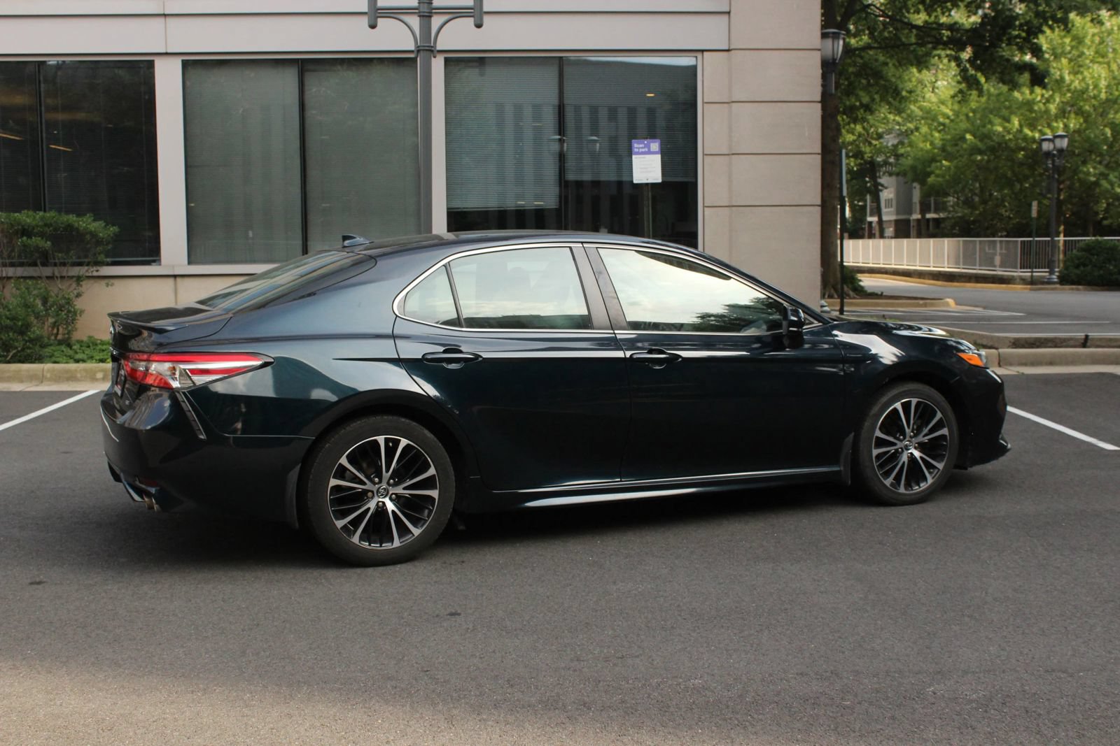 Used 2019 Toyota Camry SE FWD image 7