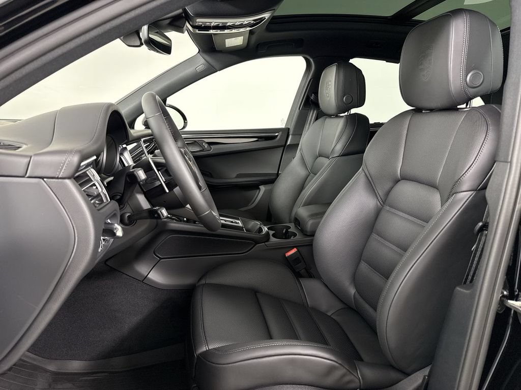 New 2026 Porsche Macan AWD/4WD image 5