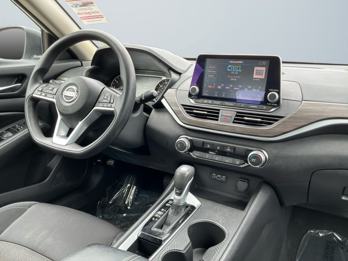 Used 2025 Nissan Altima 2.5 SV FWD image 14