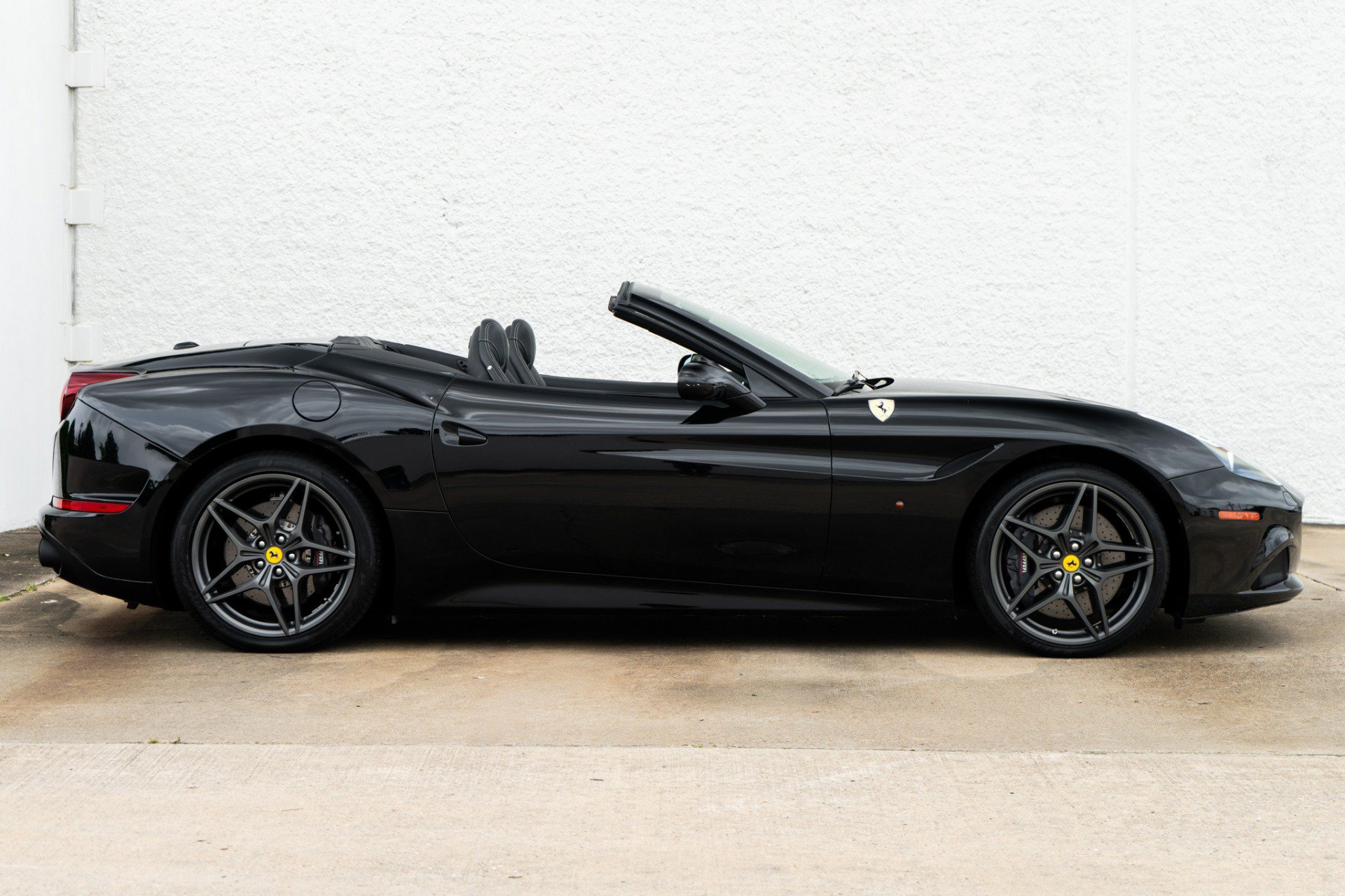 Used 2018 Ferrari California T RWD image 3