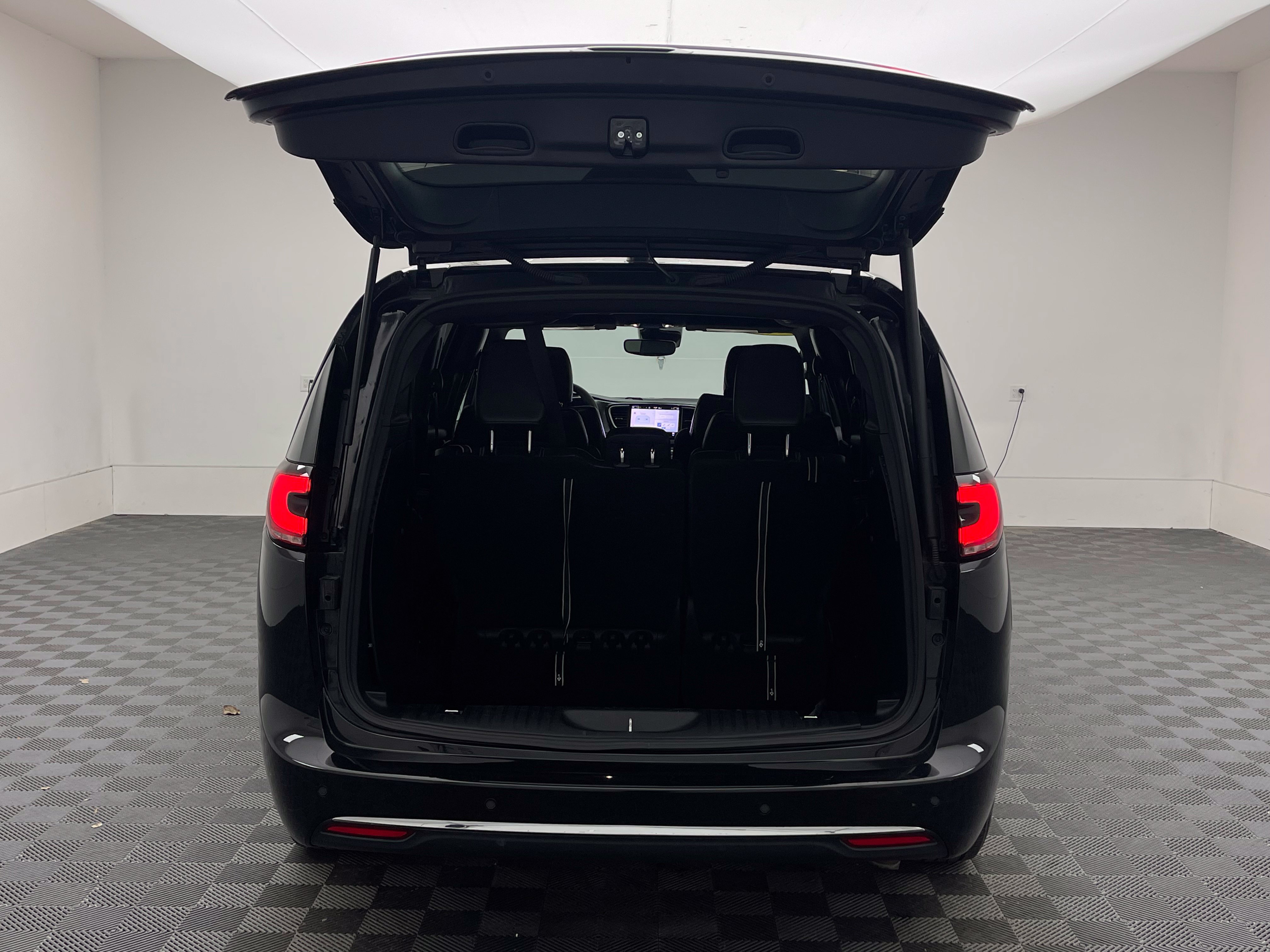 Used 2025 Chrysler Pacifica Select FWD image 9