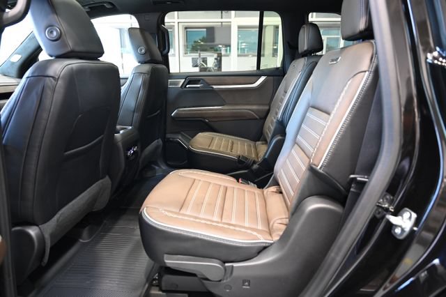 New 2026 GMC Acadia Denali Ultimate w/ LPO, Floor Liner Package AWD/4WD image 11