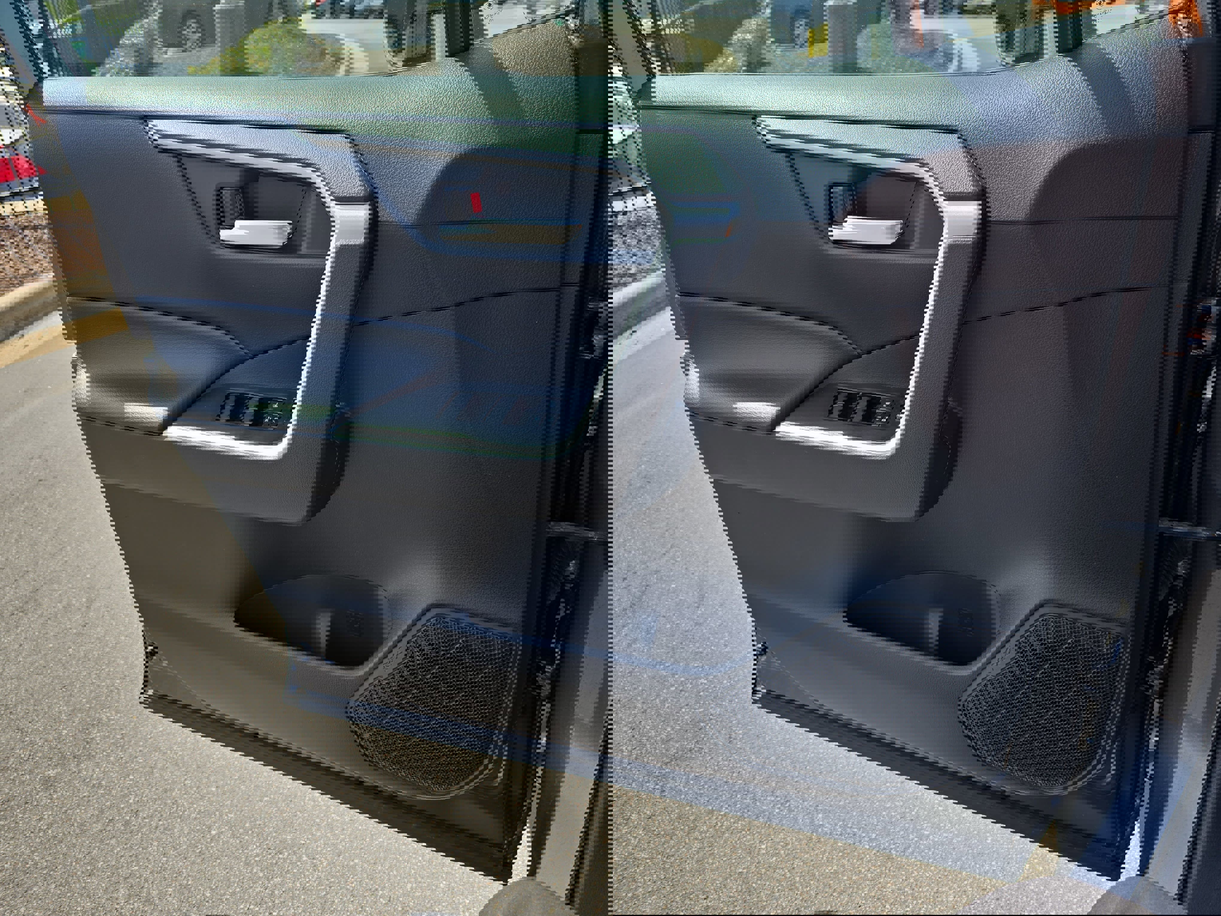 Used 2021 Toyota RAV4 XLE w/ Convenience Package image 28