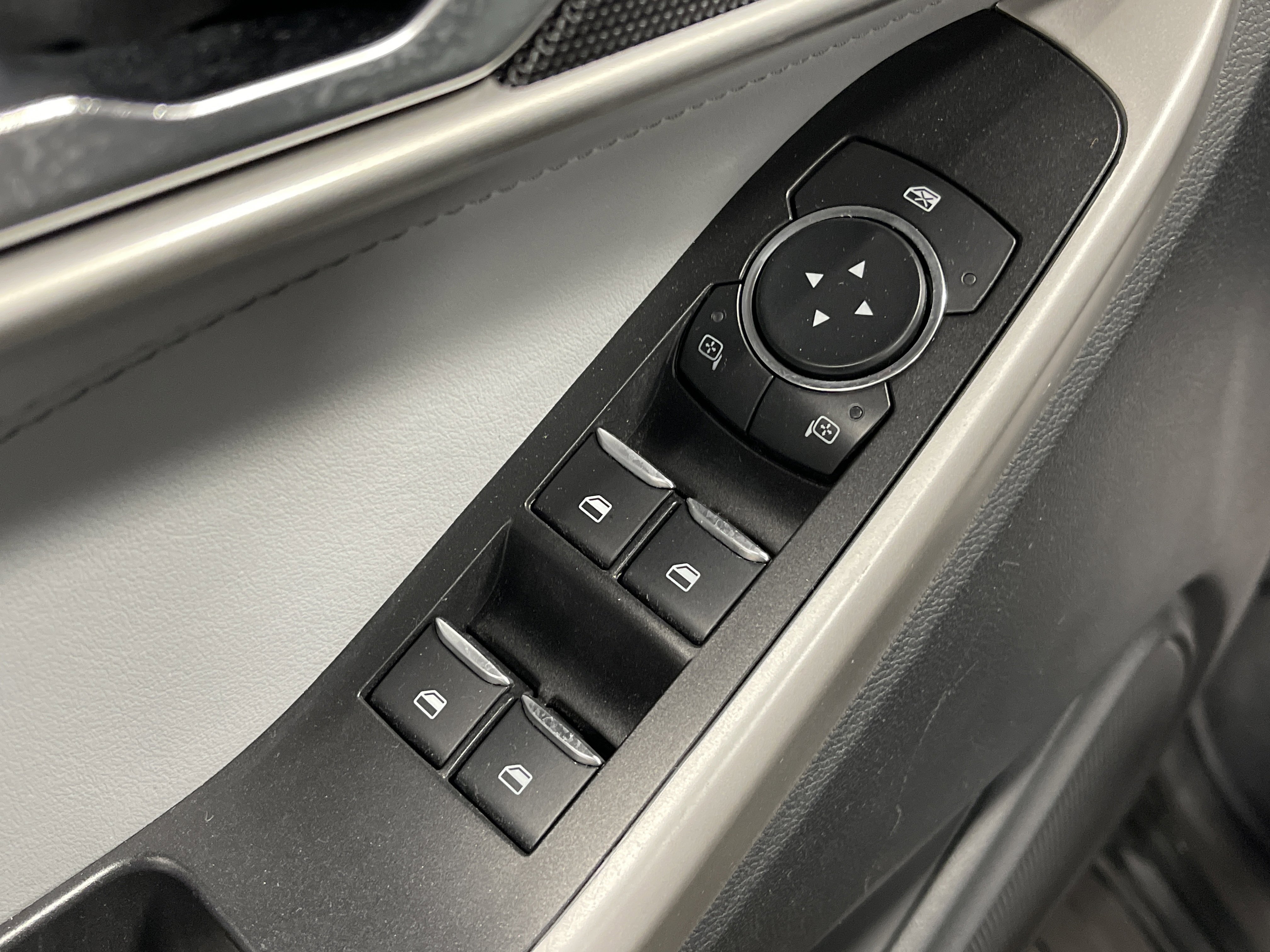 Used 2022 Ford Explorer XLT w/ Equipment Group 202A image 10