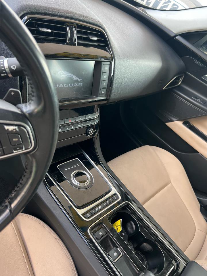 Used 2018 Jaguar XE Premium RWD image 12