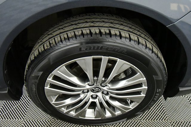 Used 2023 Toyota Venza XLE image 17