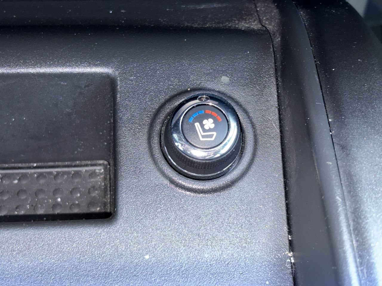 Used 2021 Nissan Titan PRO-4X w/ Pro-4x Convenience Package AWD/4WD image 17