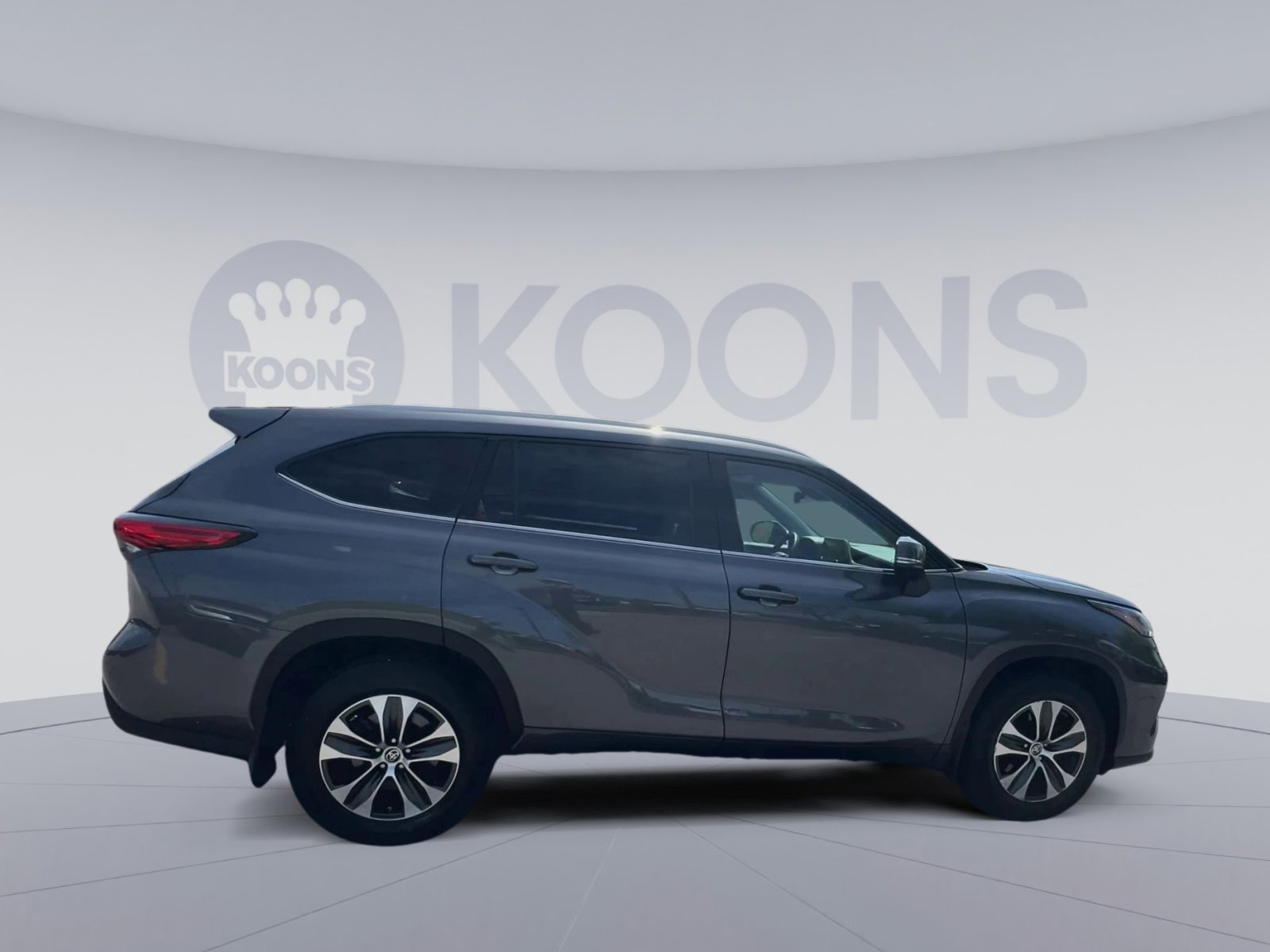 Used 2022 Toyota Highlander XLE AWD/4WD image 12