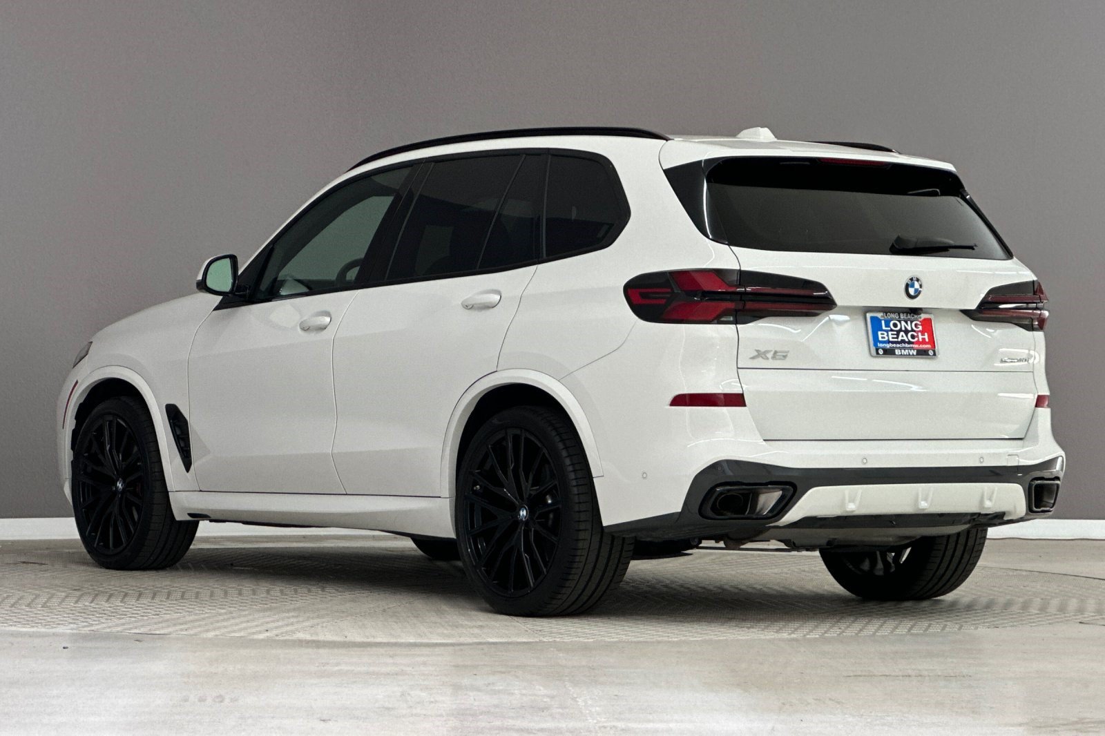 Certified 2024 BMW X5 sDrive40i w/ M Sport Package RWD image 3