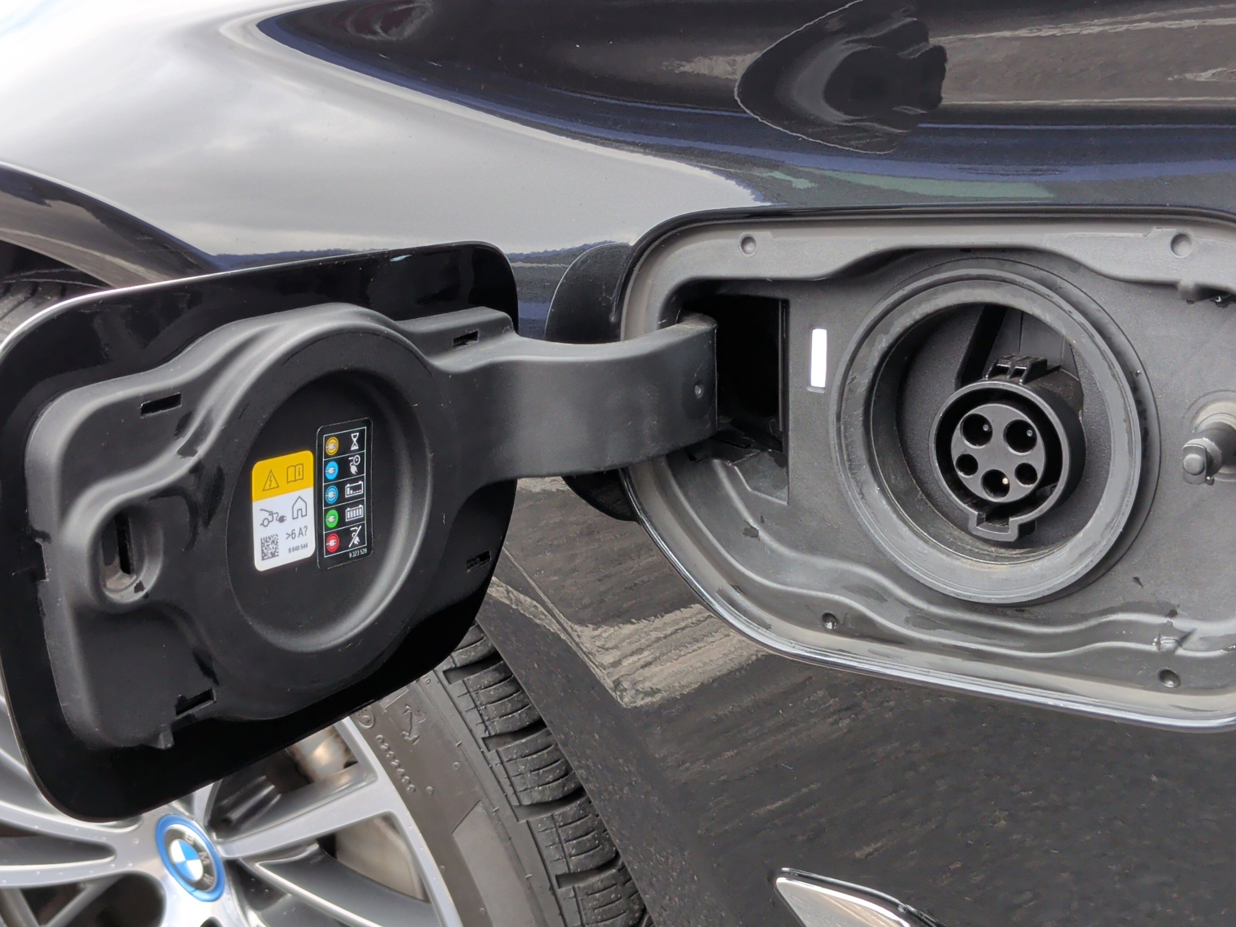 Certified 2023 BMW 530e w/ Premium Package image 12