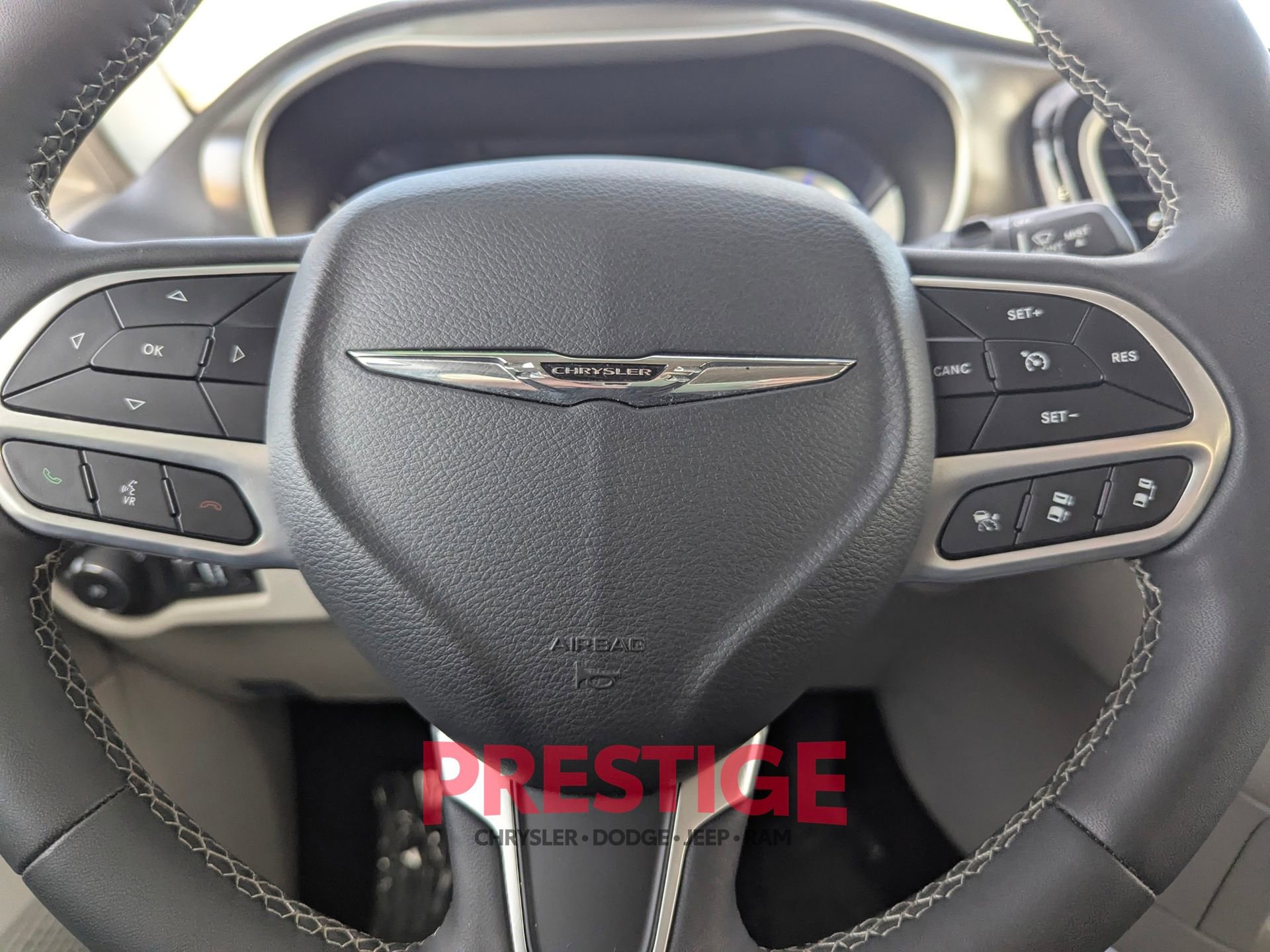 Used 2024 Chrysler Pacifica Select image 16