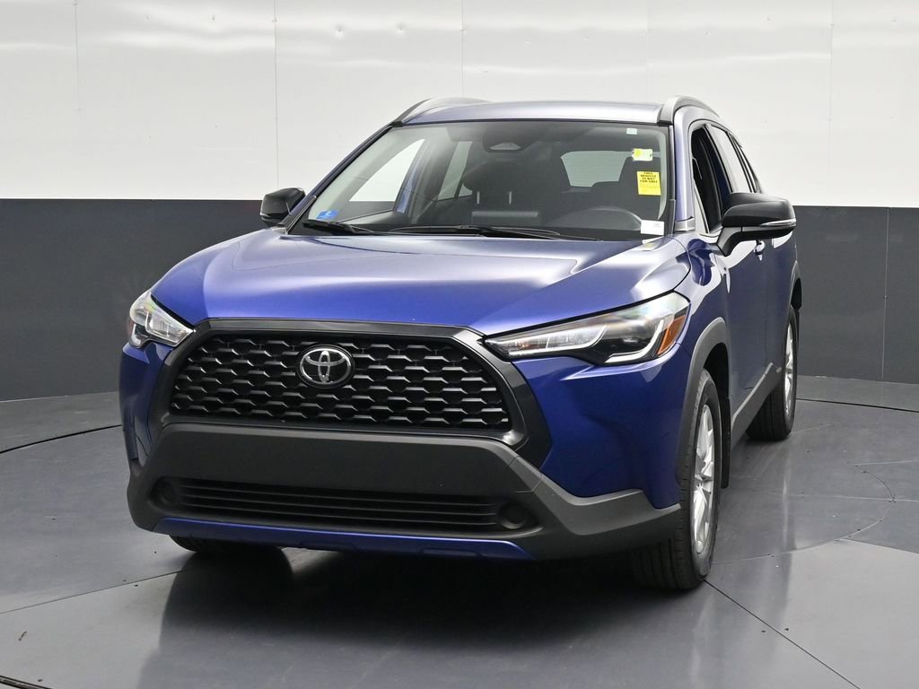 Used 2025 Toyota Corolla Cross LE image 6