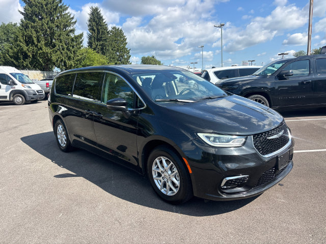 Used 2023 Chrysler Pacifica Touring-L FWD image 2