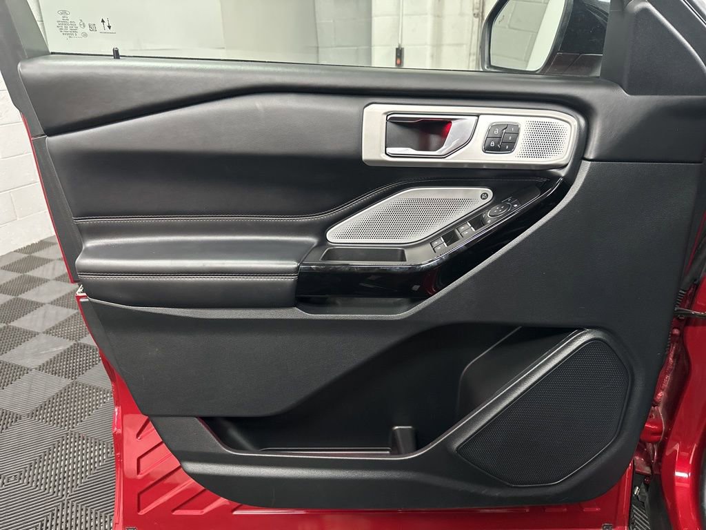 Used 2022 Ford Explorer Platinum w/ Equipment Group 601A AWD/4WD image 17