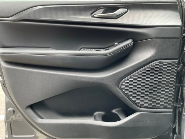 Used 2025 Jeep Grand Cherokee L Altitude image 10