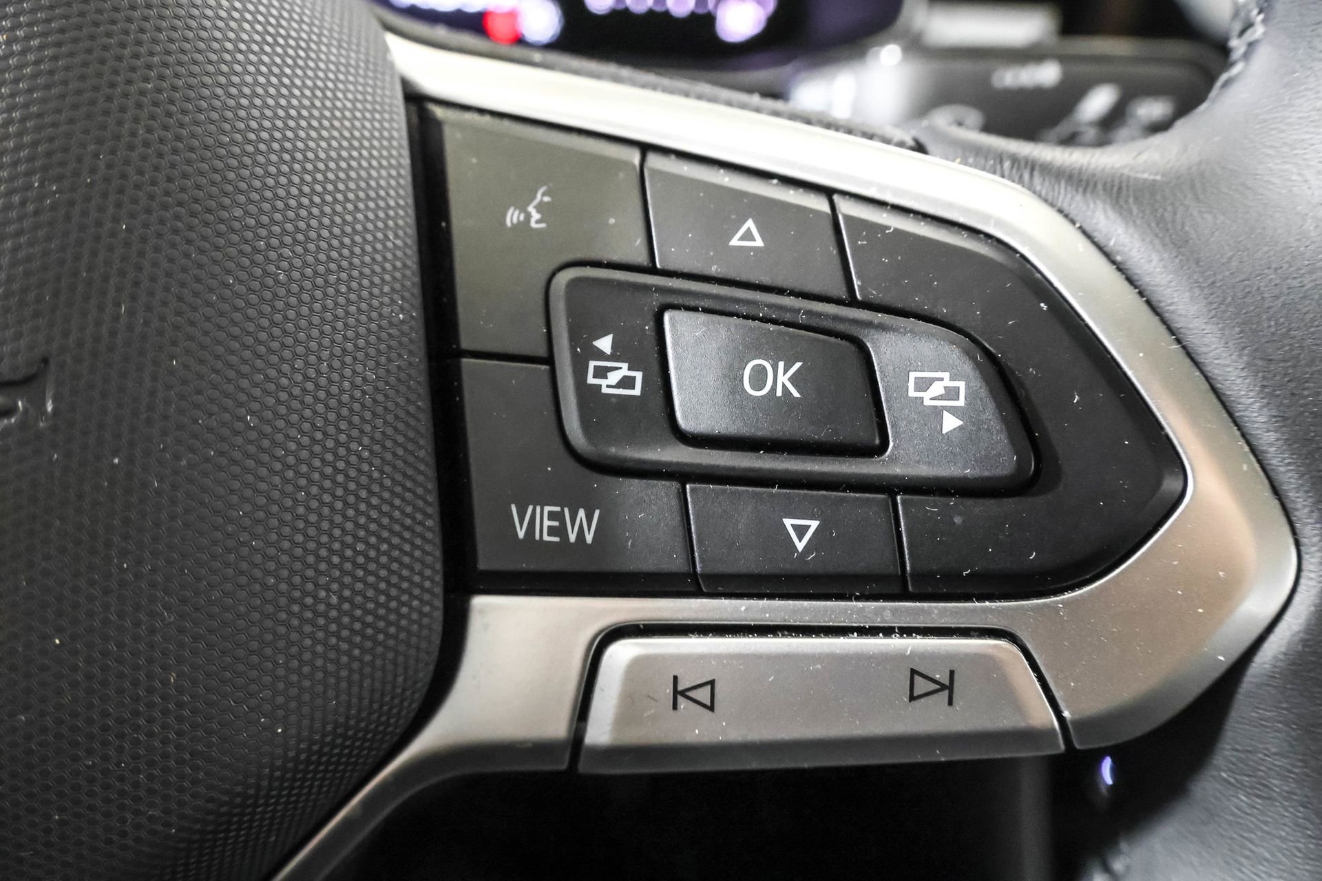 Used 2025 Volkswagen Jetta SE w/ Black Wheel Package image 28