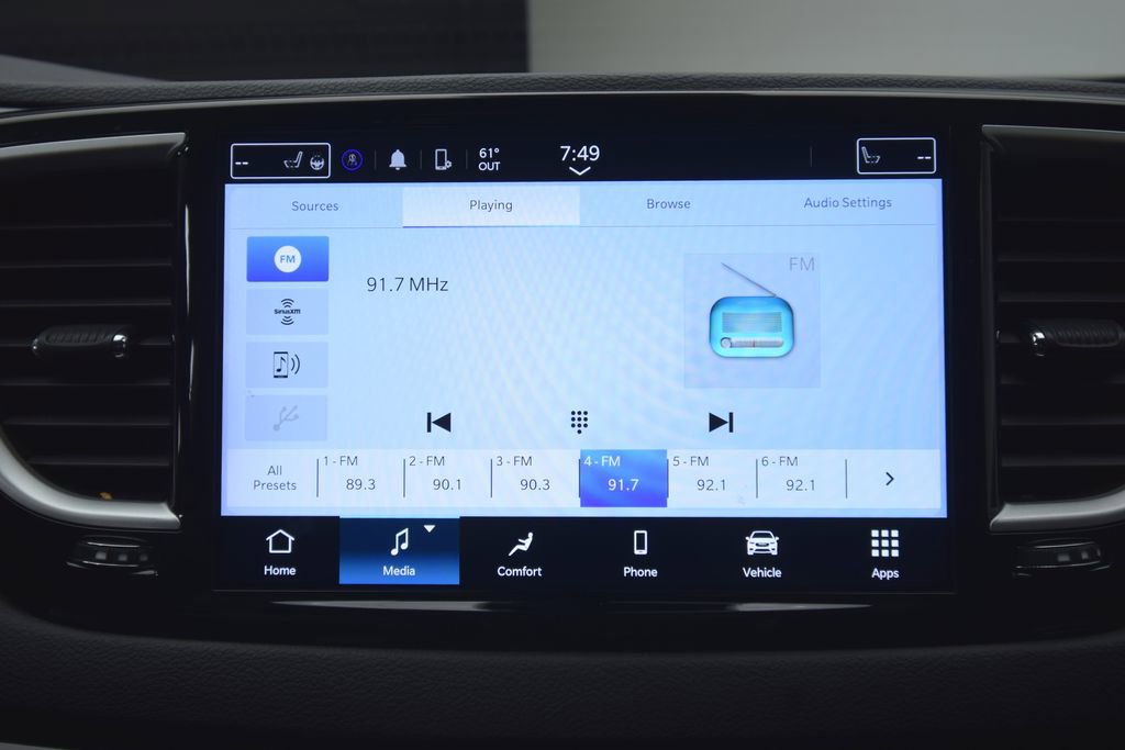 Used 2024 Chrysler Pacifica Touring-L image 15