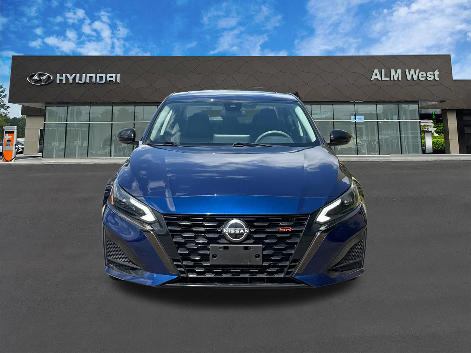 Used 2023 Nissan Altima 2.5 SR w/ SR Premium Package FWD image 2