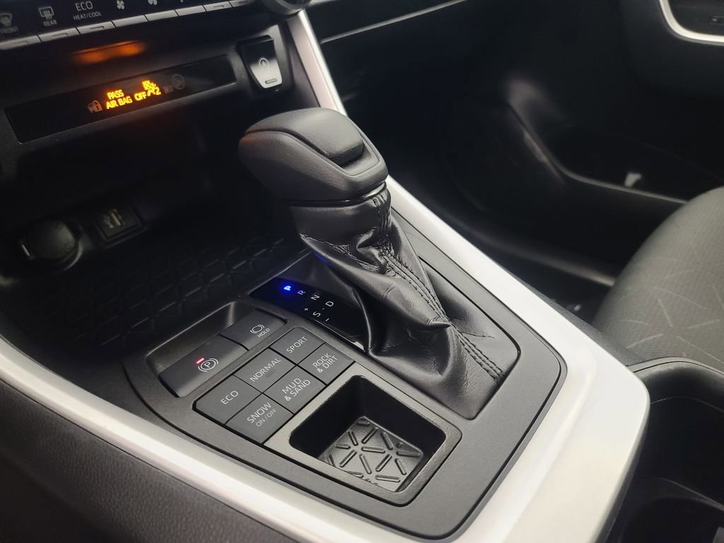 Used 2025 Toyota RAV4 XLE AWD/4WD image 37