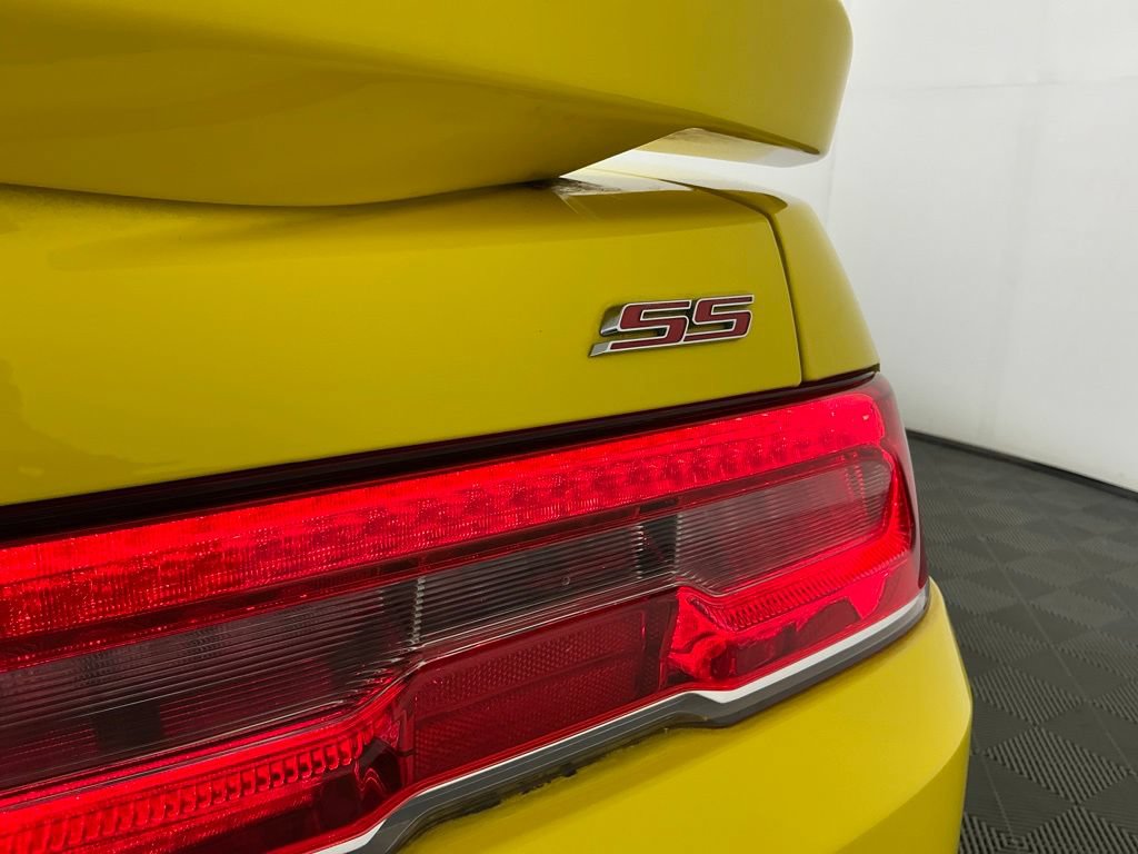 Used 2015 Chevrolet Camaro SS RWD image 25