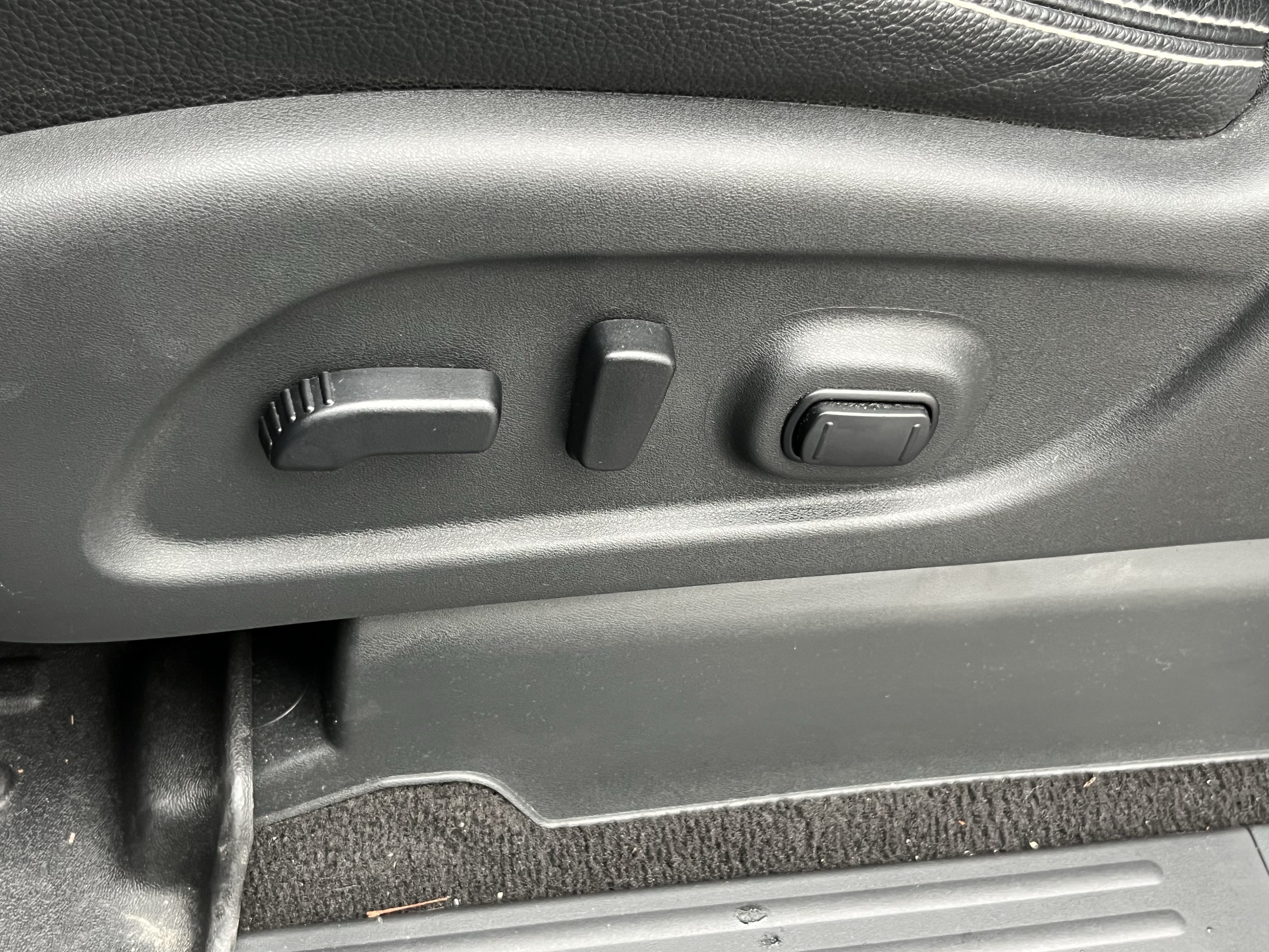 Used 2019 Nissan Titan PRO-4X w/ Pro-4x Convenience Package AWD/4WD image 16