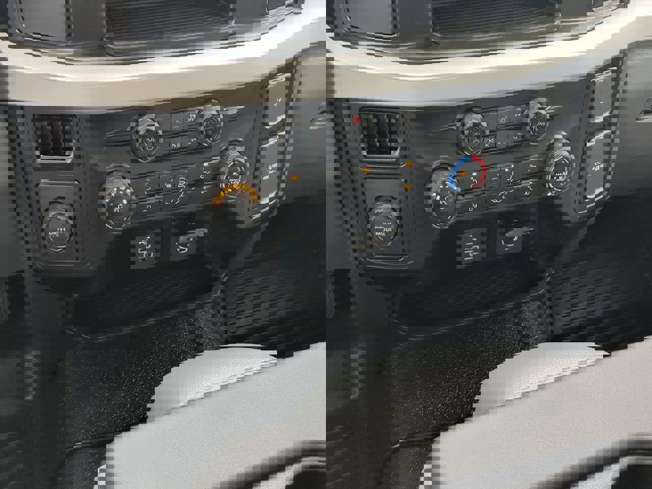 New 2025 Ford F550 2WD Regular Cab Super Duty w/ XL Chrome Package image 17