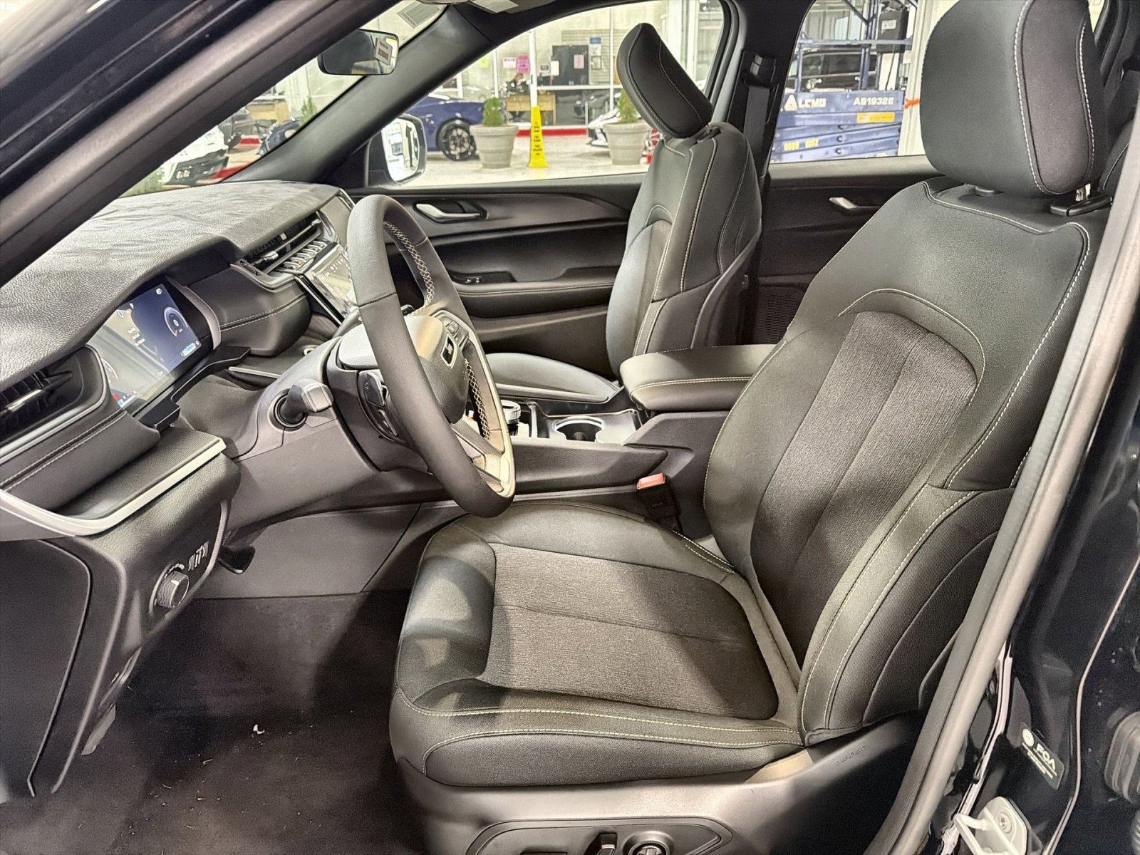 New 2025 Jeep Grand Cherokee Laredo X w/ Luxury Tech Group I image 13