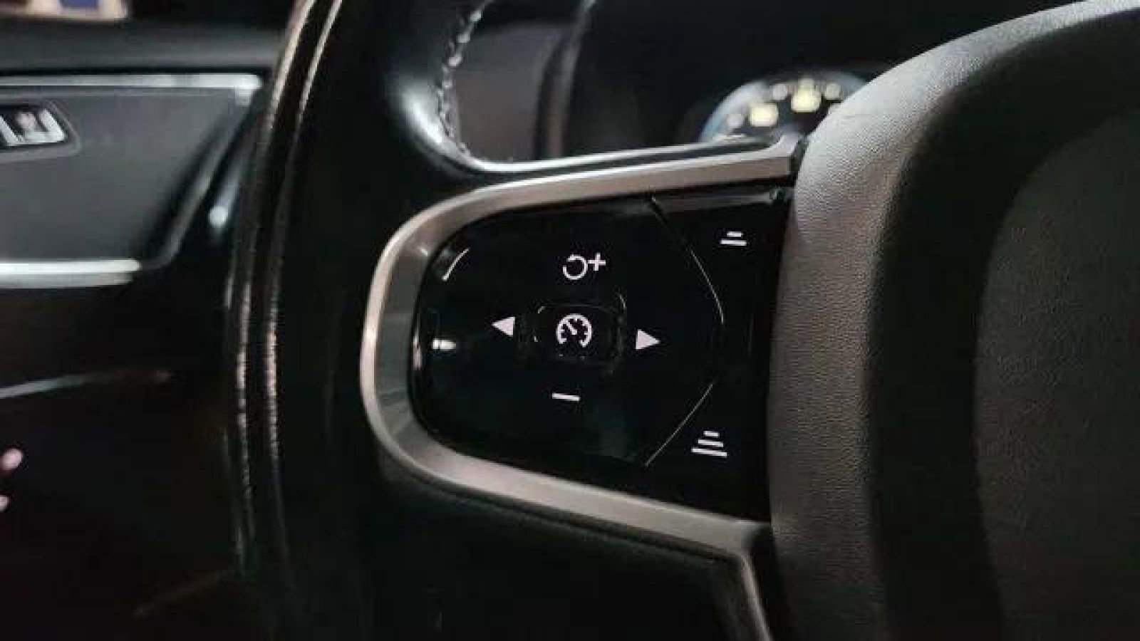 Used 2018 Volvo XC90 T5 Momentum w/ Convenience Package AWD/4WD image 27