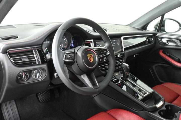 New 2025 Porsche Macan image 4