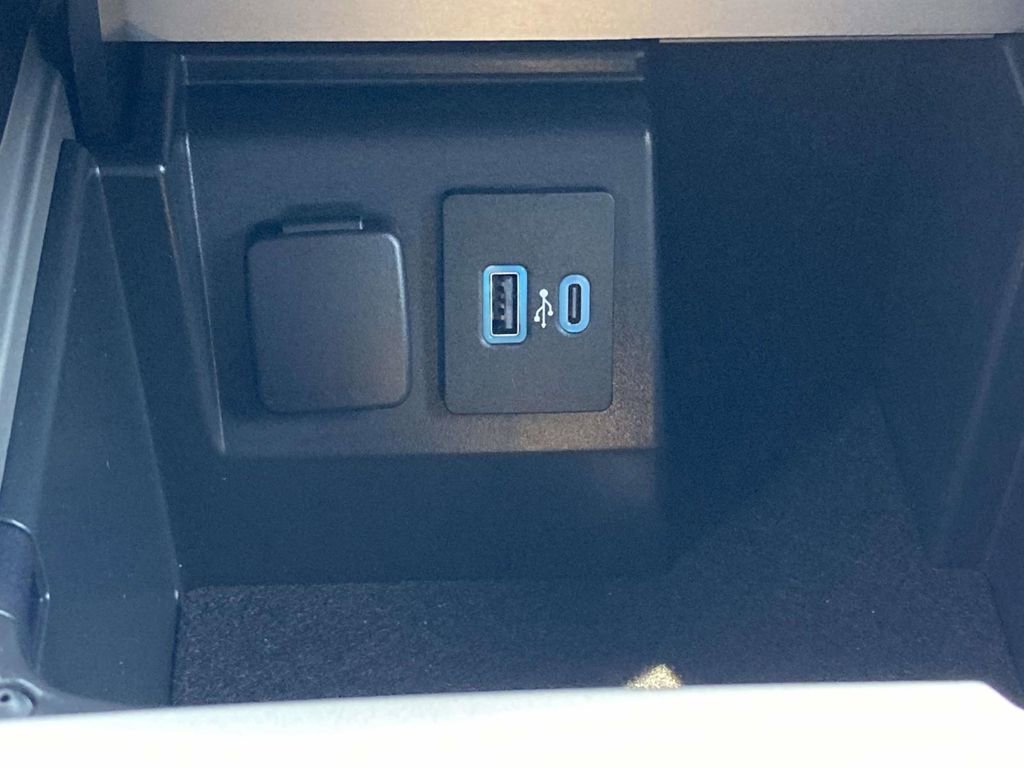 Used 2023 Ford Explorer Platinum w/ Technology Package AWD/4WD image 27