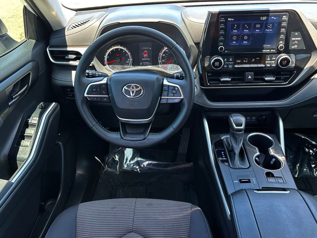 Used 2022 Toyota Highlander LE FWD image 23