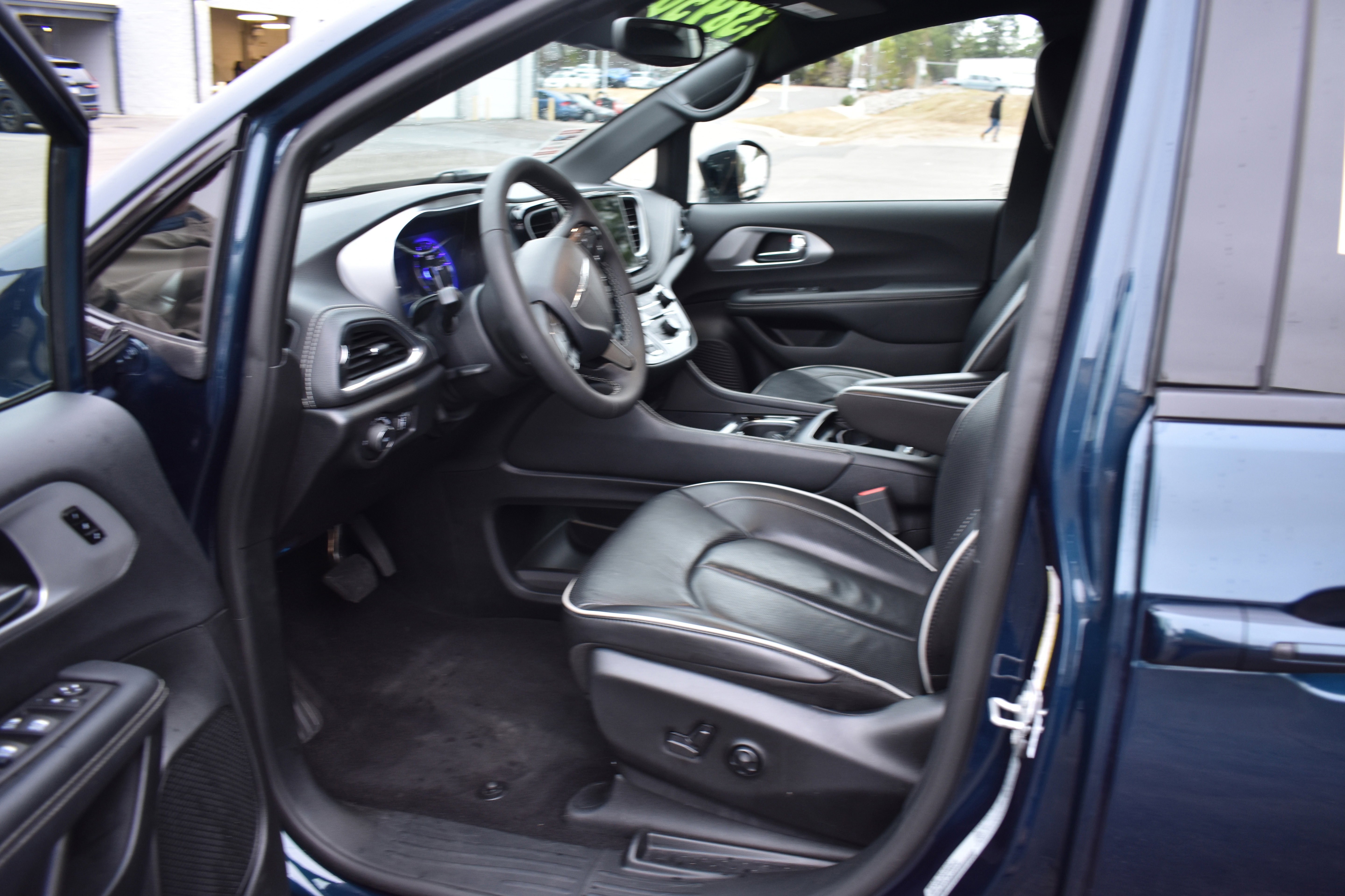 Used 2025 Chrysler Pacifica Limited image 12