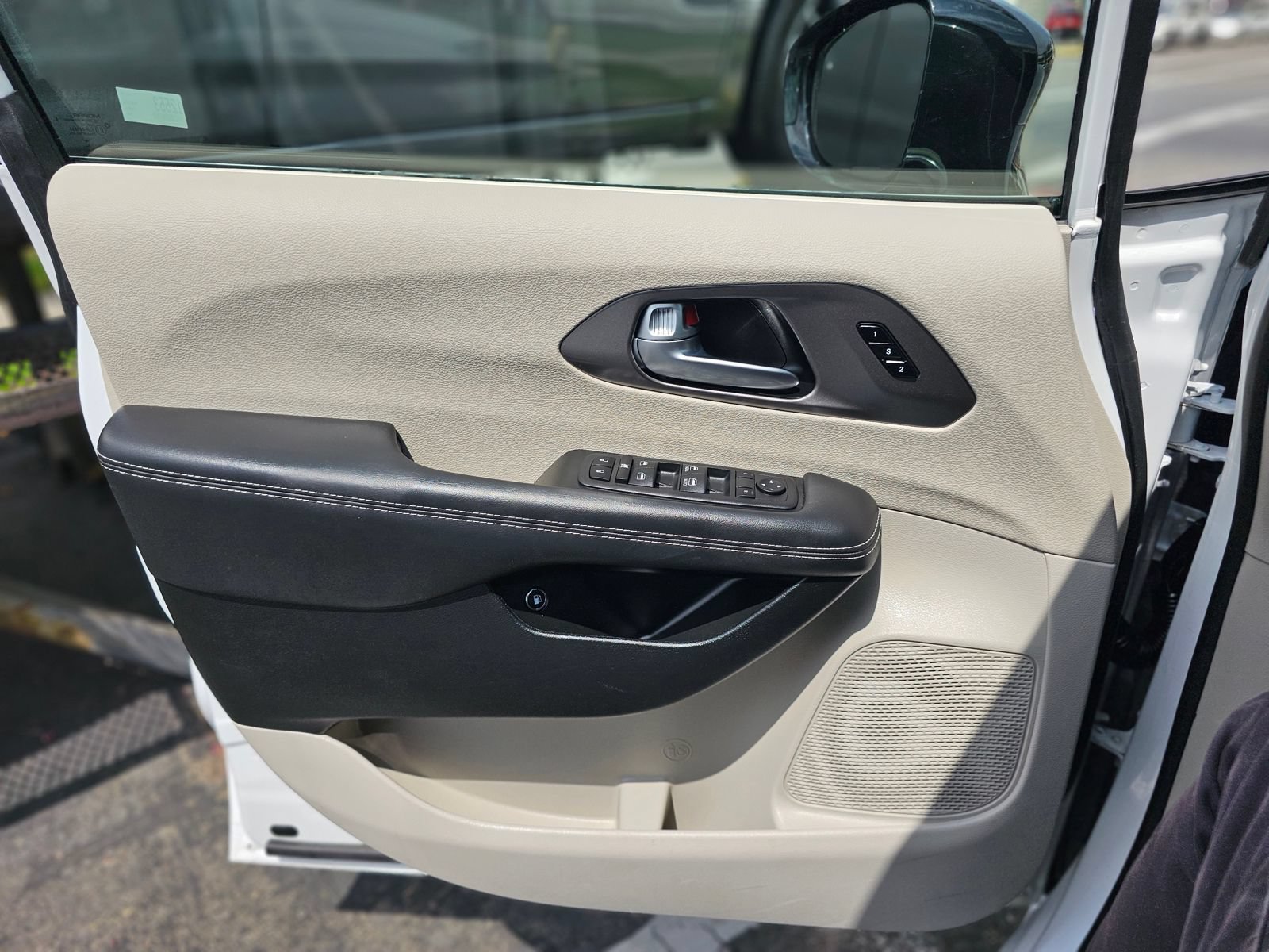 Used 2024 Chrysler Pacifica Limited FWD image 21
