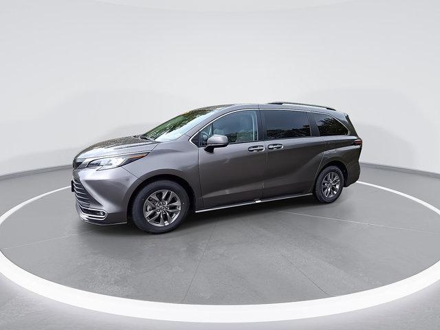 Used 2023 Toyota Sienna XLE image 5