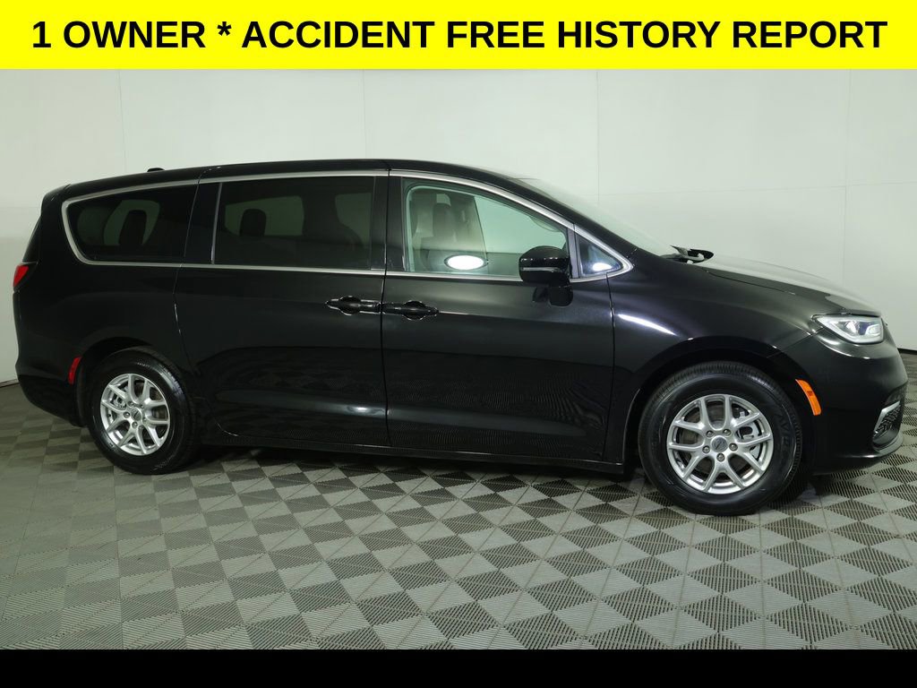 Used 2024 Chrysler Pacifica Touring-L image 2