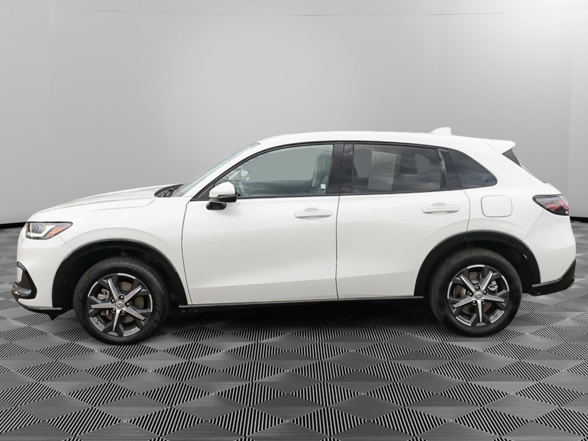 Used 2025 Honda HR-V EX-L image 3