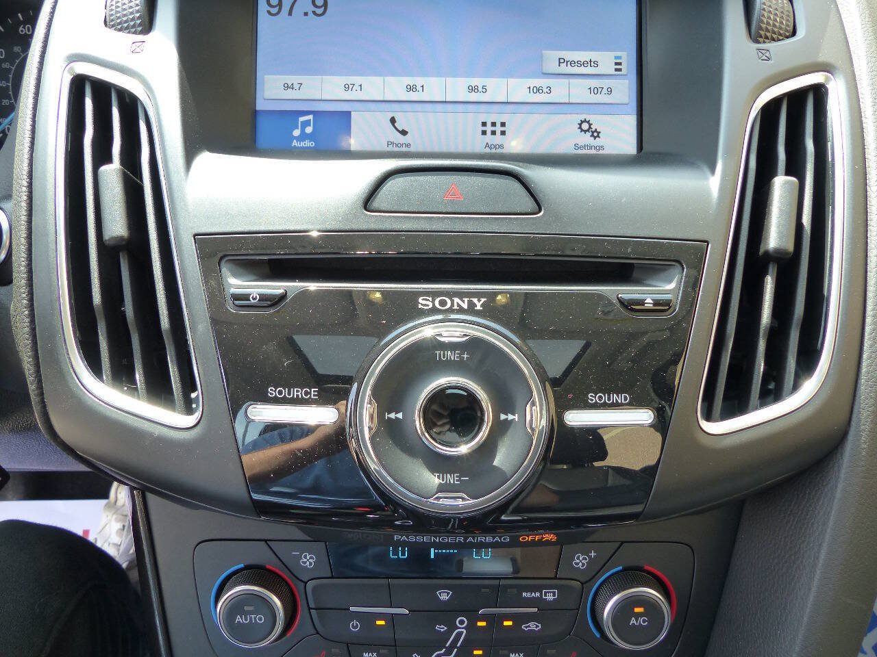Used 2017 Ford Focus Titanium FWD image 34