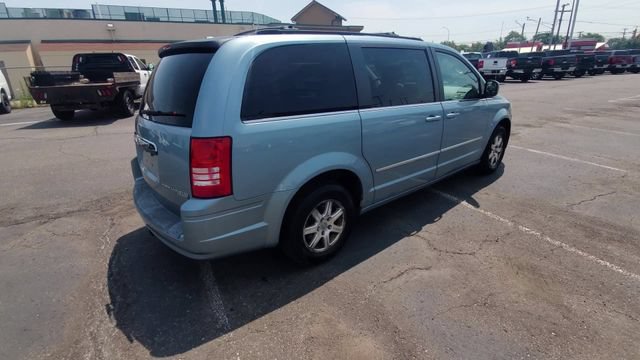 Used 2009 Chrysler Town & Country Touring FWD image 8