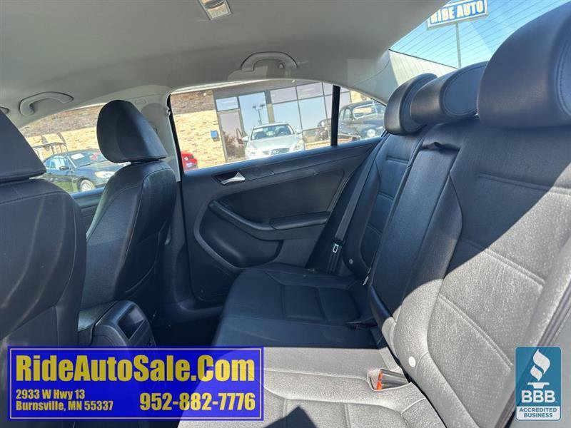 Used 2011 Volkswagen Jetta SE FWD image 12
