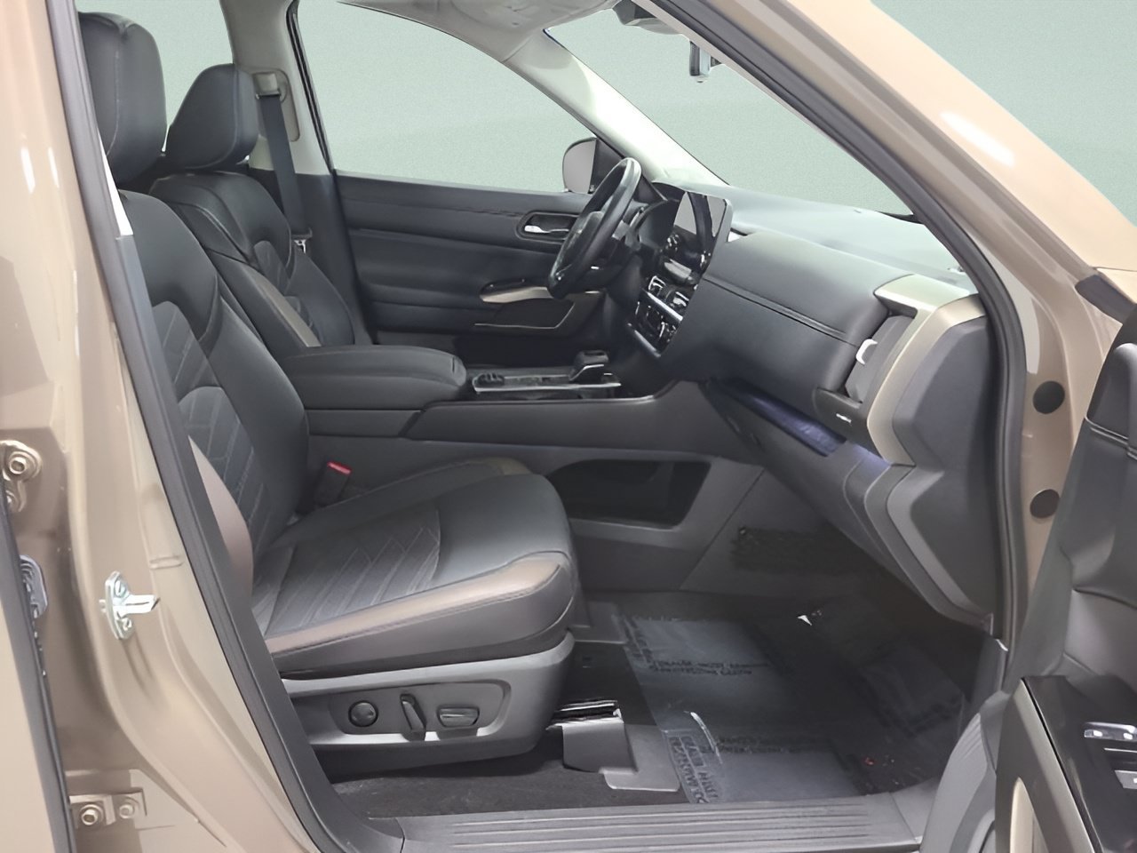 Used 2025 Nissan Pathfinder Platinum AWD/4WD image 14