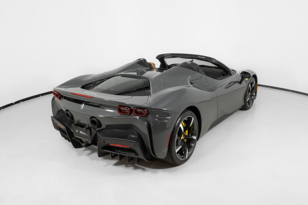 Used 2023 Ferrari SF90 Spider image 9