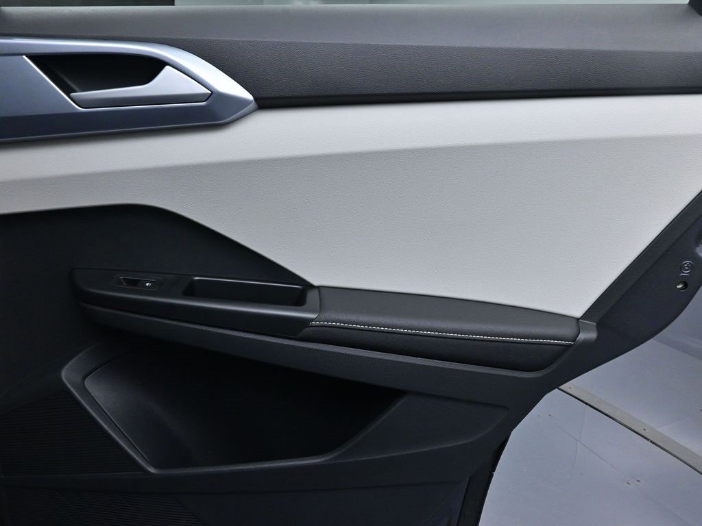 New 2025 Volkswagen Taos SE image 30
