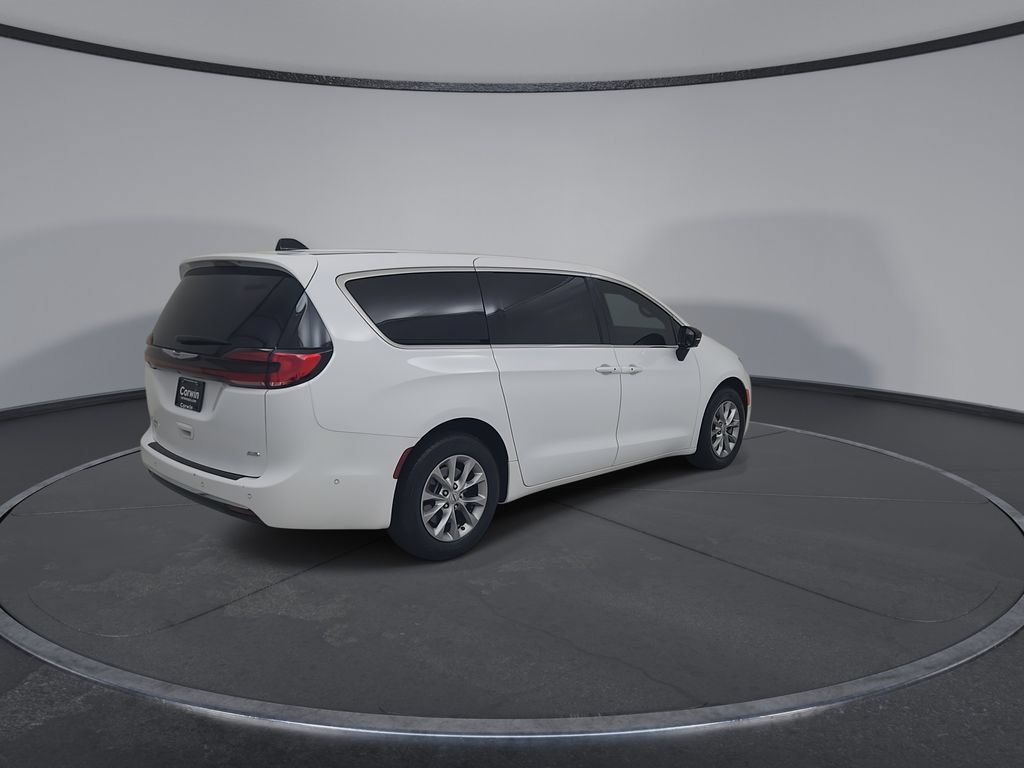 Used 2025 Chrysler Pacifica Select AWD/4WD image 17