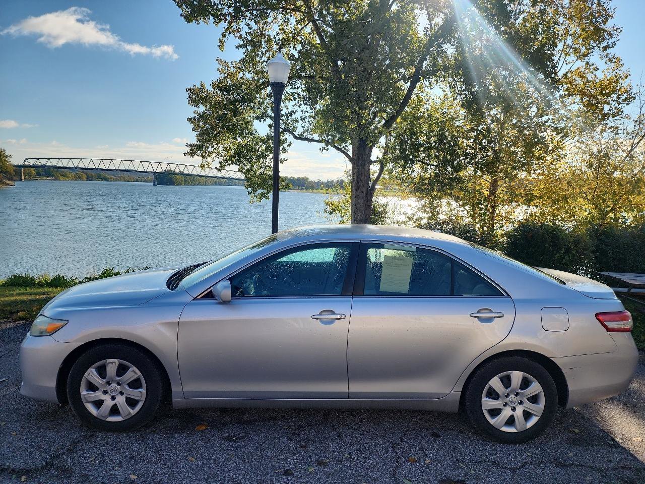 Used 2010 Toyota Camry SE FWD image 2