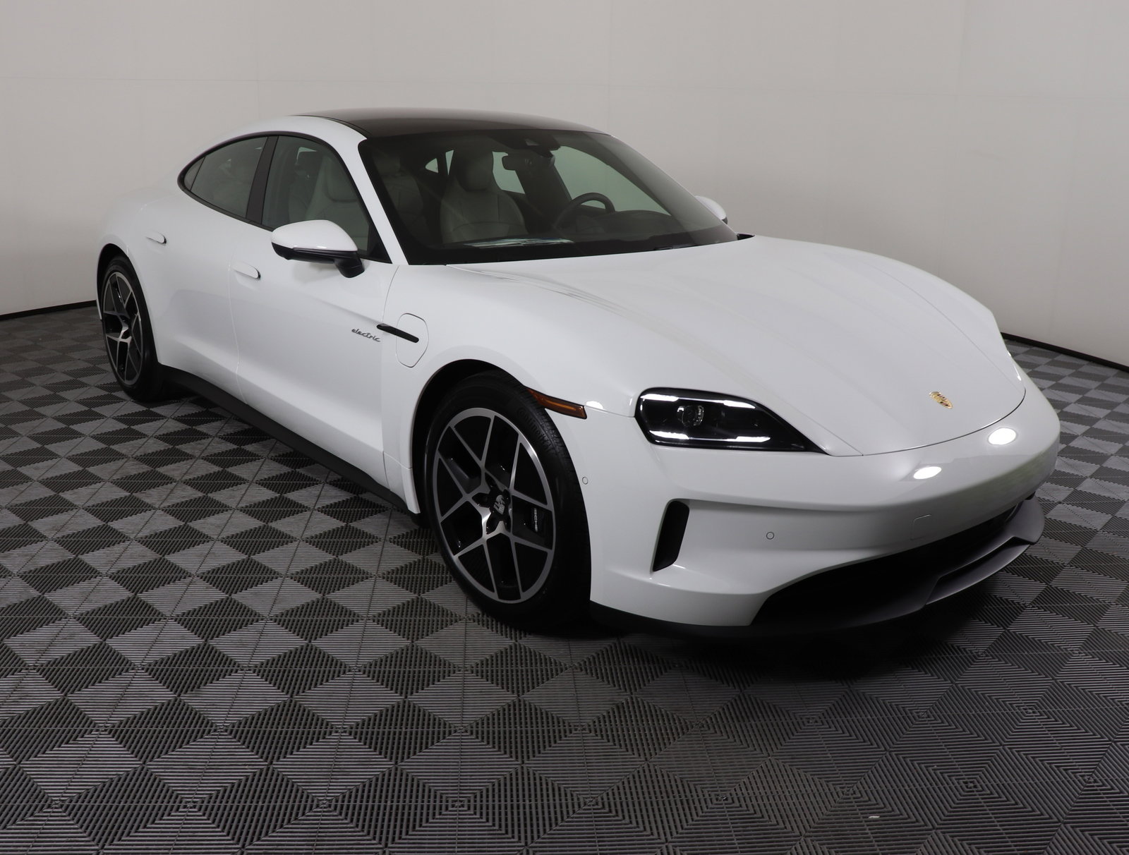 Used 2025 Porsche Taycan image 8