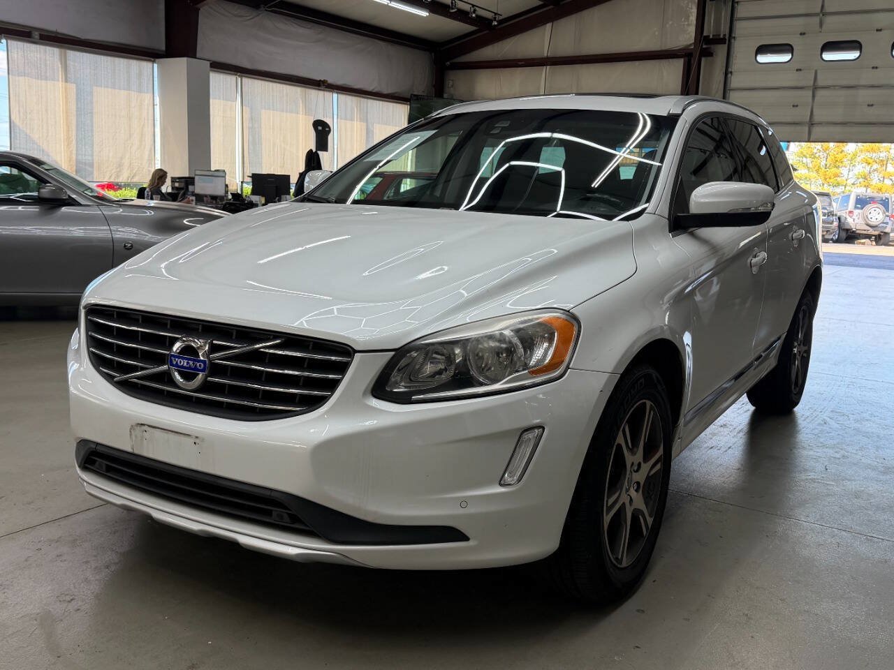 Used 2015 Volvo XC60 T6 w/ Protection Package AWD/4WD image 5