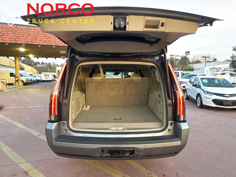 Used 2019 Cadillac Escalade ESV Luxury RWD image 21